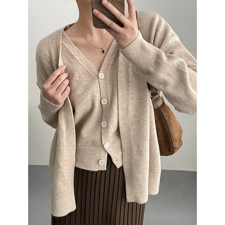 Kvinnors mode cardigan med V-hals och knäppning Mirla-Eva Jonsson
