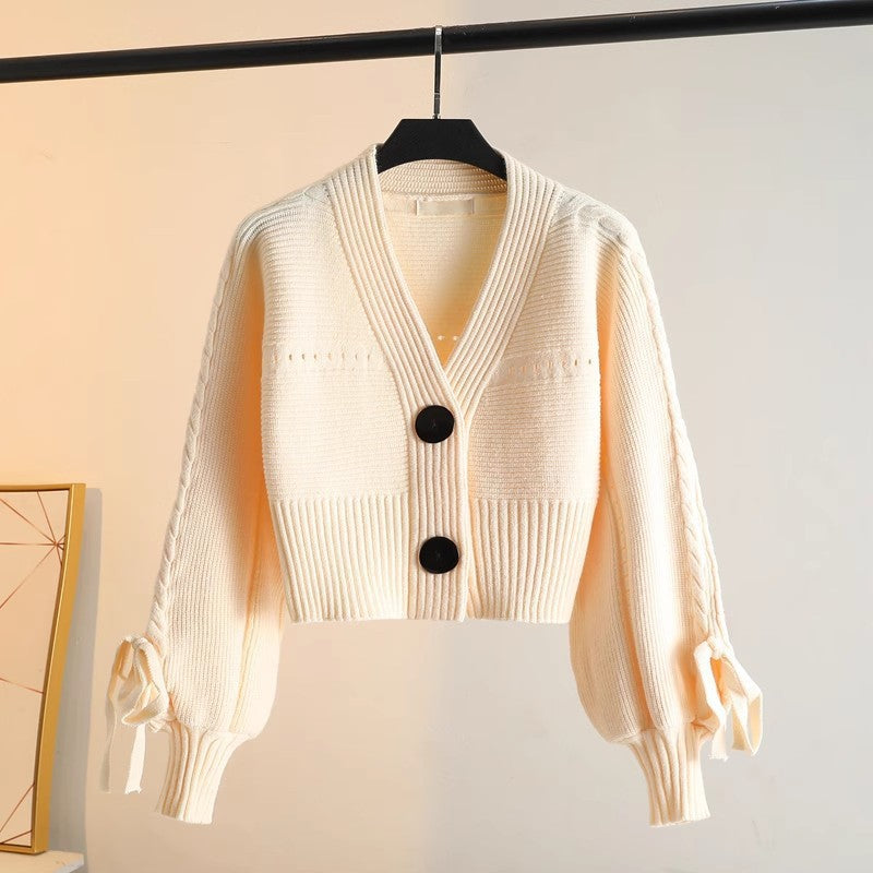 Kvinnors mode cardigan med voluminösa ärmar och knapplösningar Mirla-Eva Jonsson