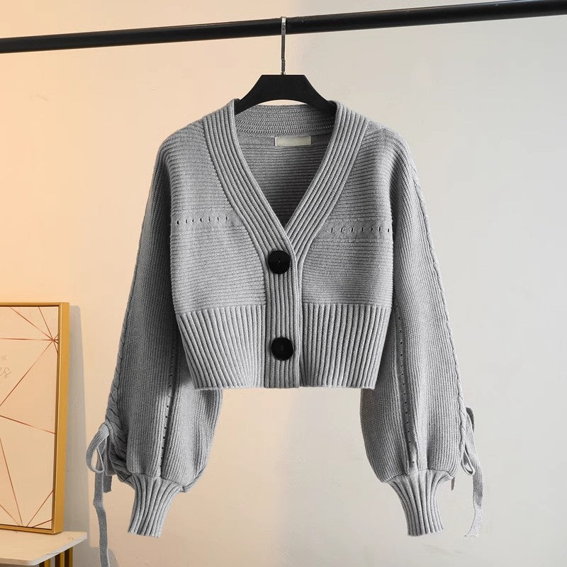 Kvinnors mode cardigan med voluminösa ärmar och knapplösningar Mirla-Eva Jonsson