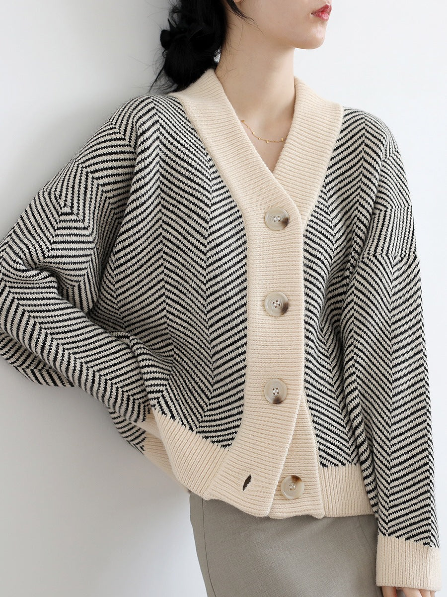 Kvinnors mode cardigan med zigzag mönster och eleganta knappar Mirla-Eva Jonsson