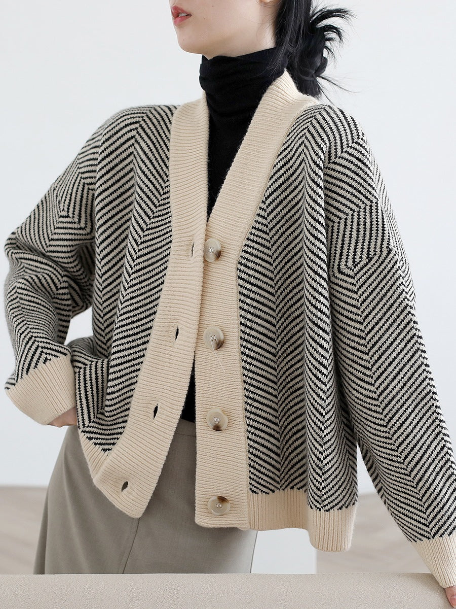 Kvinnors mode cardigan med zigzag mönster och eleganta knappar Mirla-Eva Jonsson