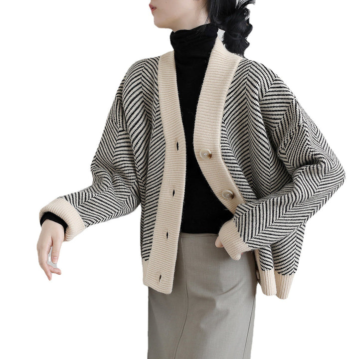 Kvinnors mode cardigan med zigzag mönster och eleganta knappar Mirla-Eva Jonsson