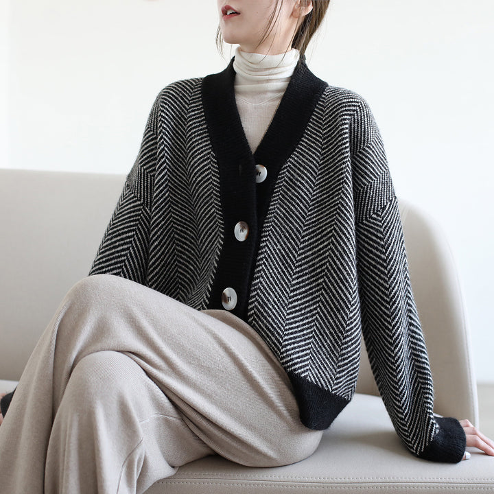 Kvinnors mode cardigan med zigzag mönster och eleganta knappar Mirla-Eva Jonsson