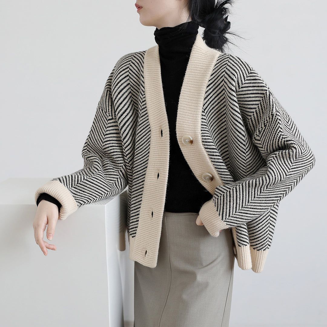 Kvinnors mode cardigan med zigzag mönster och eleganta knappar Mirla-Eva Jonsson