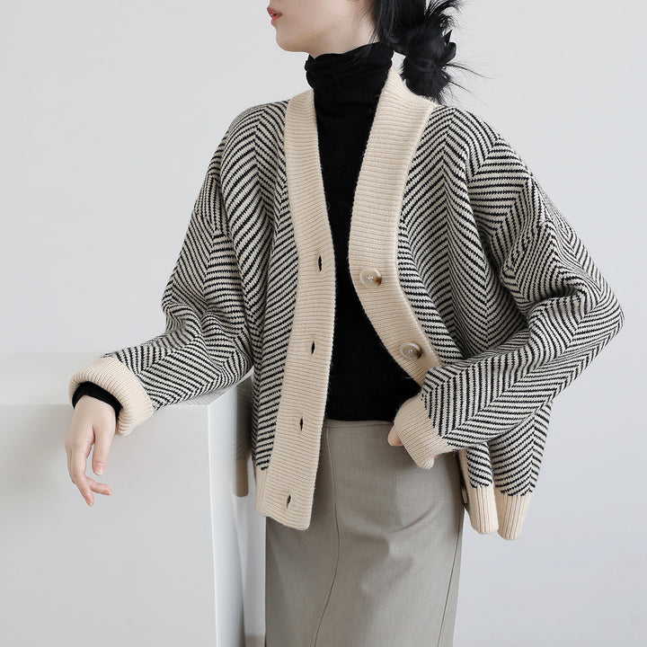 Kvinnors mode cardigan med zigzag mönster och eleganta knappar Mirla-Eva Jonsson