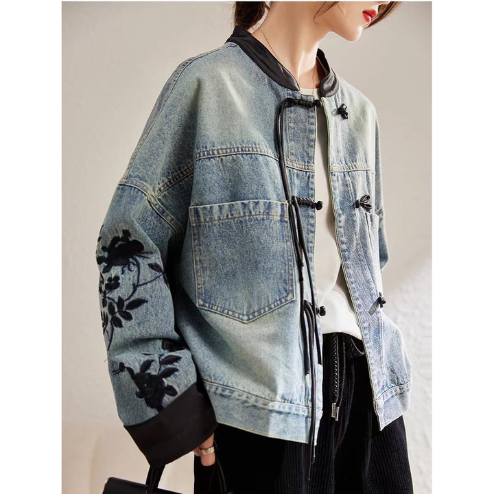 Kvinnors mode denimjacka med blommig broderi och eleganta ärmslut-Eva Jonsson