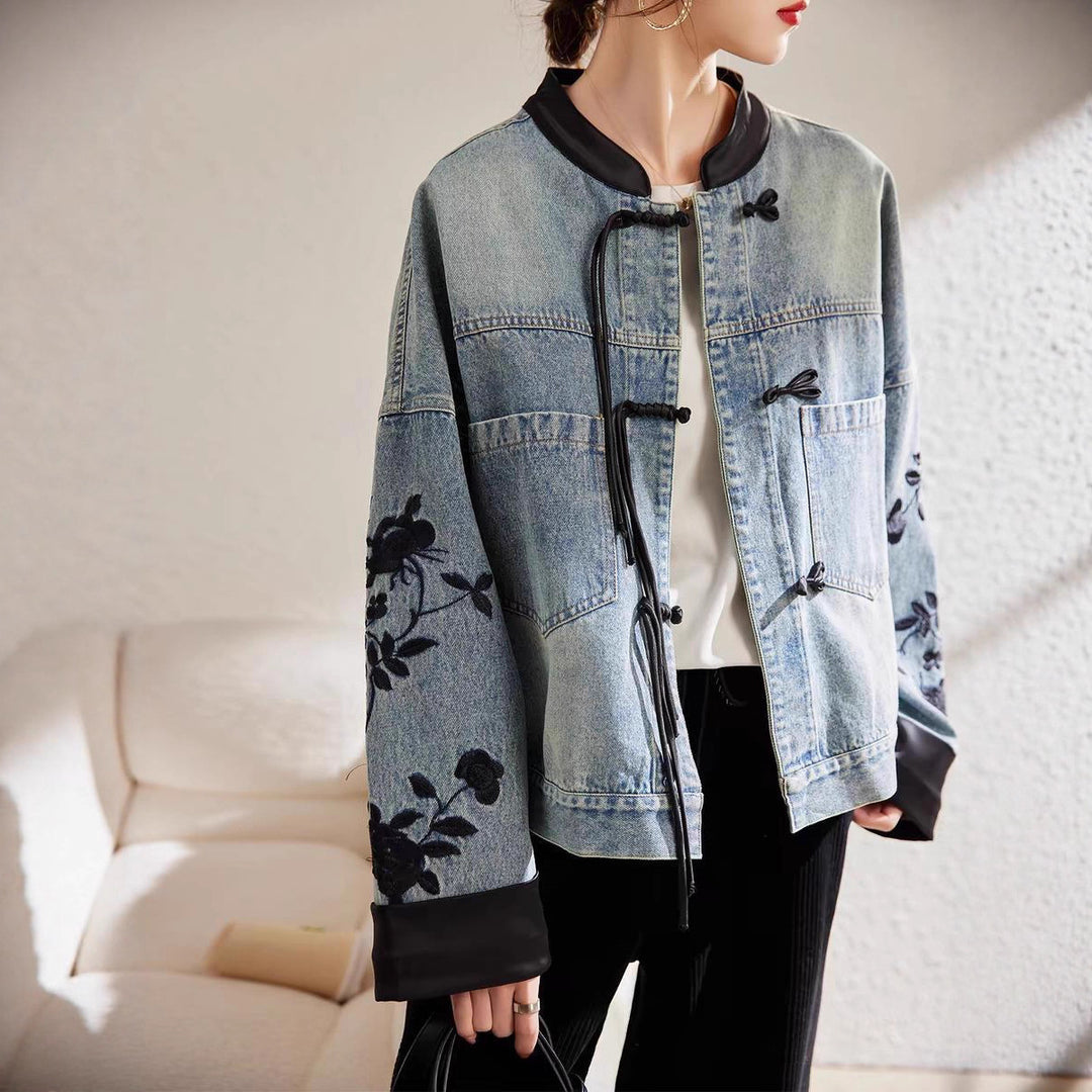 Kvinnors mode denimjacka med blommig broderi och eleganta ärmslut-Eva Jonsson