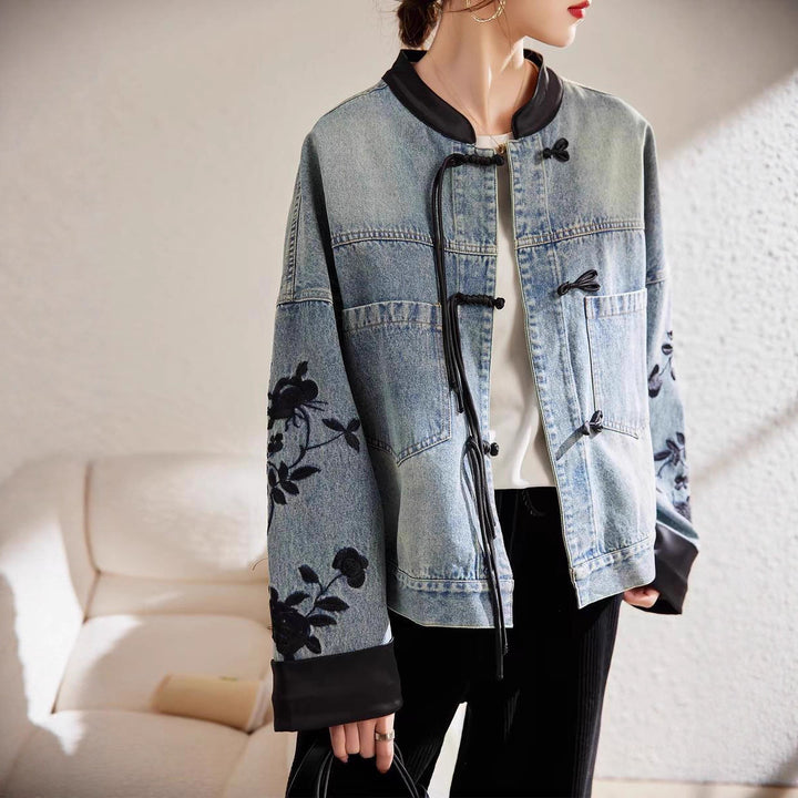 Kvinnors mode denimjacka med blommig broderi och eleganta ärmslut-Eva Jonsson