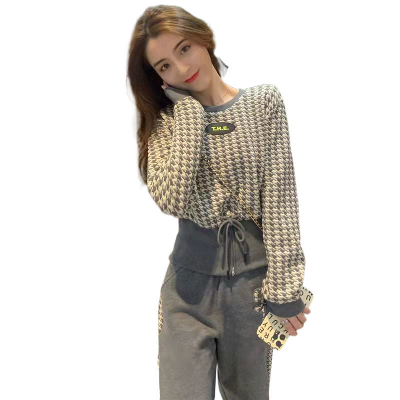 Kvinnors mode fritidsset med texturerad topp och vida byxor Mirla-Eva Jonsson