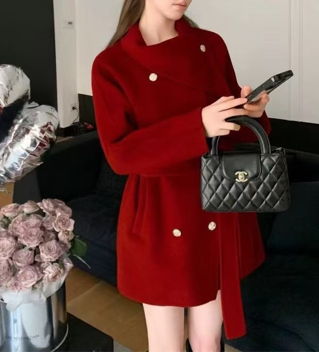 Kvinnors mode kort jacka med asymmetrisk krage och detaljer i guldknappar Mirla-Eva Jonsson
