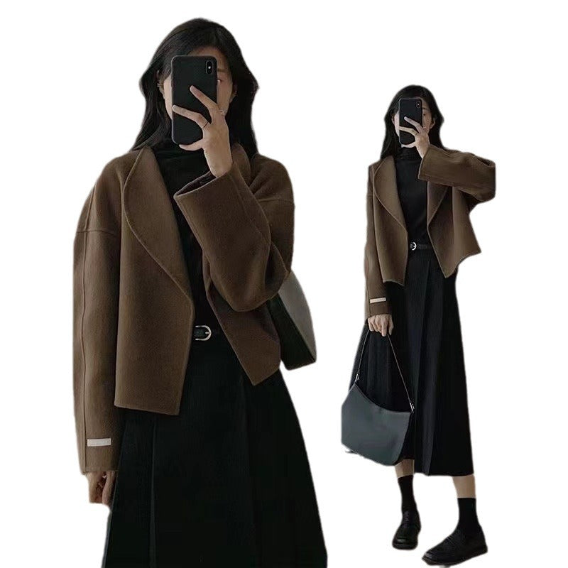 Kvinnors mode kort jacka med chic snitt och detaljrika sömmar Mirla-Eva Jonsson