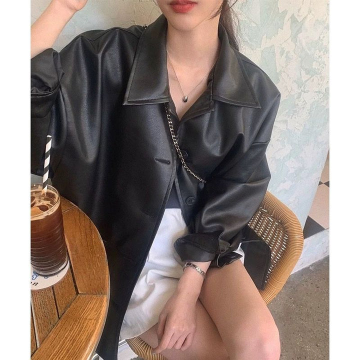 Kvinnors mode läderjacka i oversized stil med klassisk krage och dekorativa knappar Mirla-Eva Jonsson