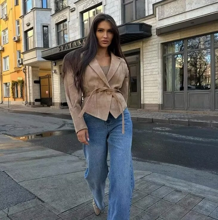 Kvinnors mode mockajacka med bälte och eleganta axeldetaljer Mirla-Eva Jonsson