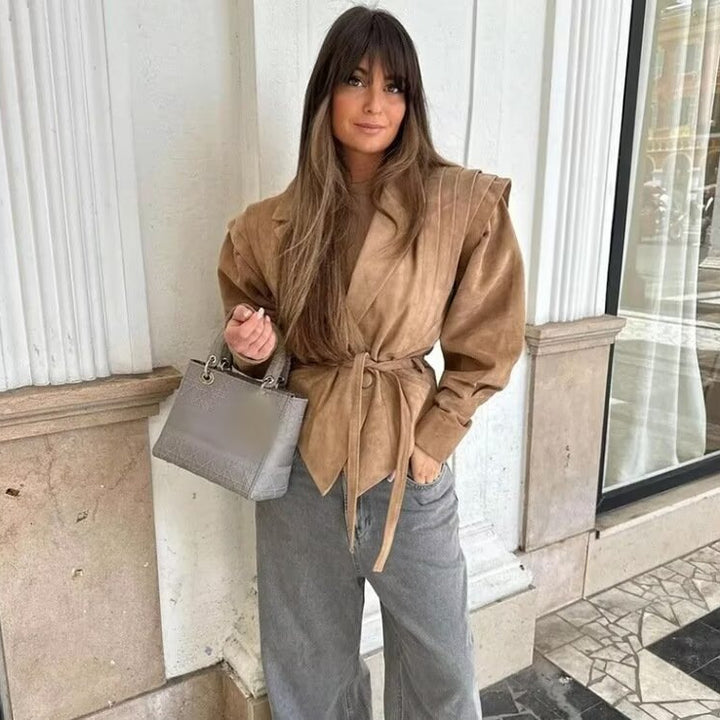 Kvinnors mode mockajacka med bälte och eleganta axeldetaljer Mirla-Eva Jonsson