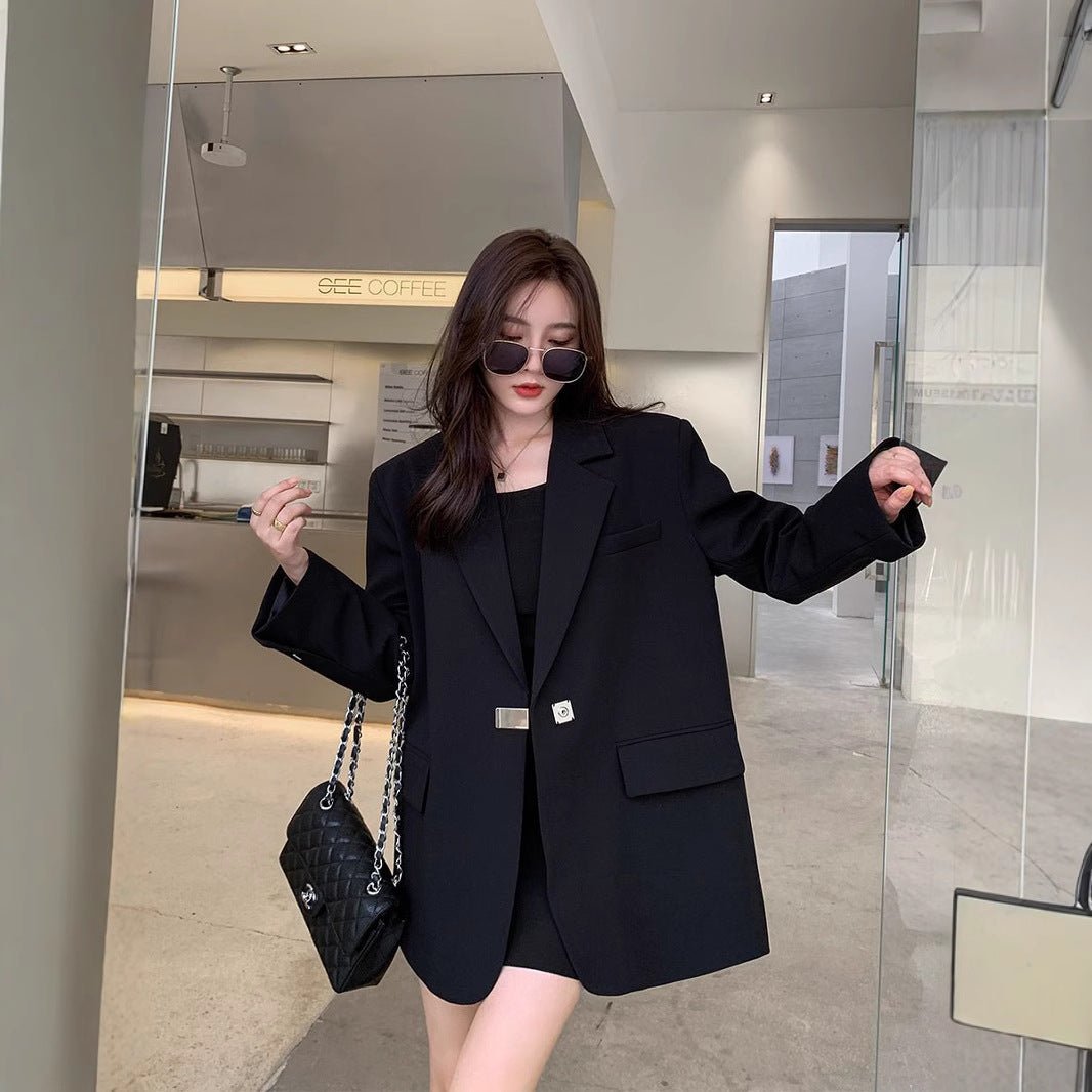 Kvinnors mode oversized blazer med elegant skärning och dekorativt smyckeselement Mirla-Eva Jonsson