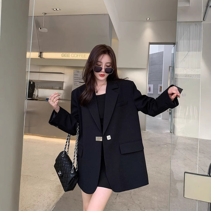 Kvinnors mode oversized blazer med elegant skärning och dekorativt smyckeselement Mirla-Eva Jonsson