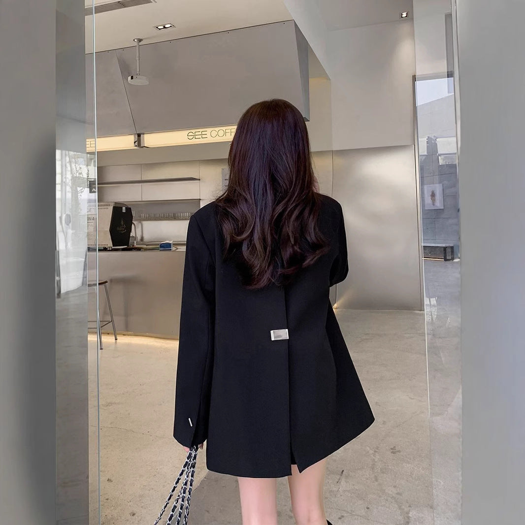 Kvinnors mode oversized blazer med elegant skärning och dekorativt smyckeselement Mirla-Eva Jonsson