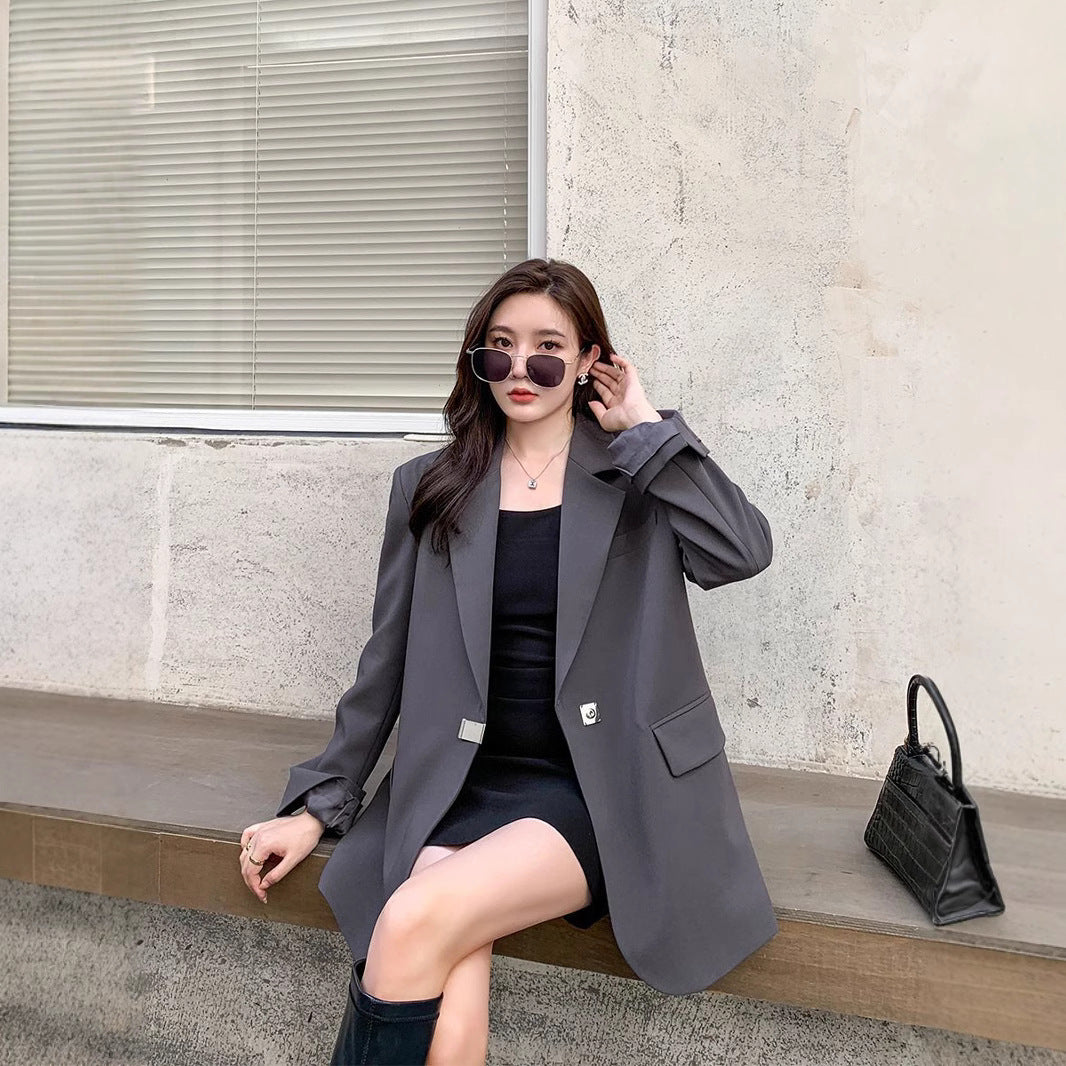 Kvinnors mode oversized blazer med elegant skärning och dekorativt smyckeselement Mirla-Eva Jonsson
