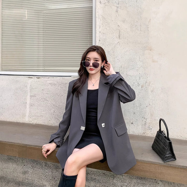 Kvinnors mode oversized blazer med elegant skärning och dekorativt smyckeselement Mirla-Eva Jonsson
