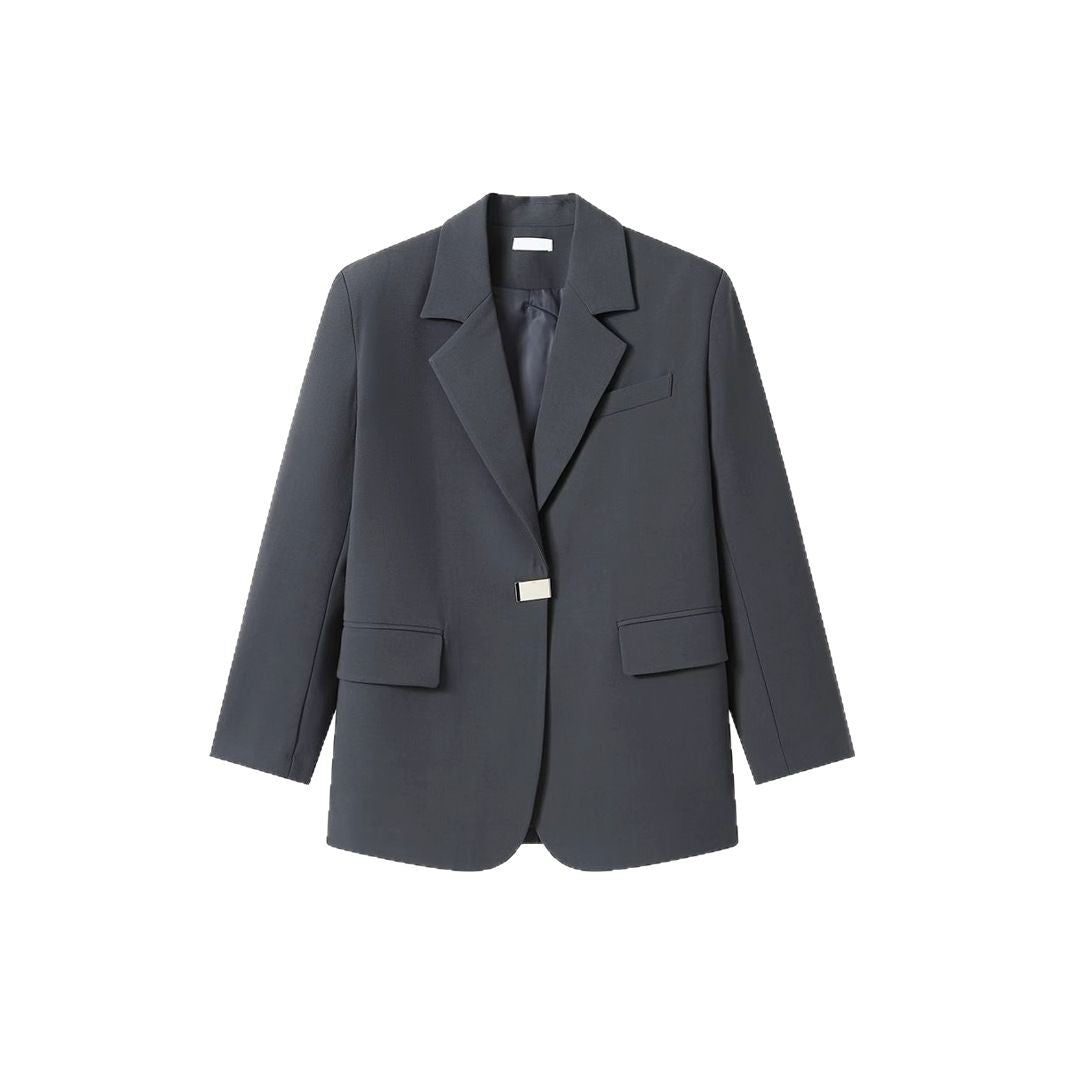 Kvinnors mode oversized blazer med elegant skärning och dekorativt smyckeselement Mirla-Eva Jonsson