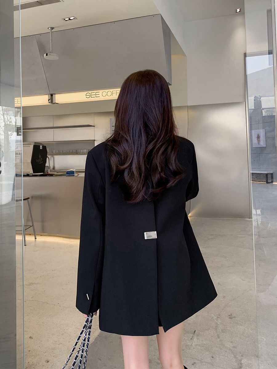 Kvinnors mode oversized blazer med elegant skärning och dekorativt smyckeselement Mirla-Eva Jonsson