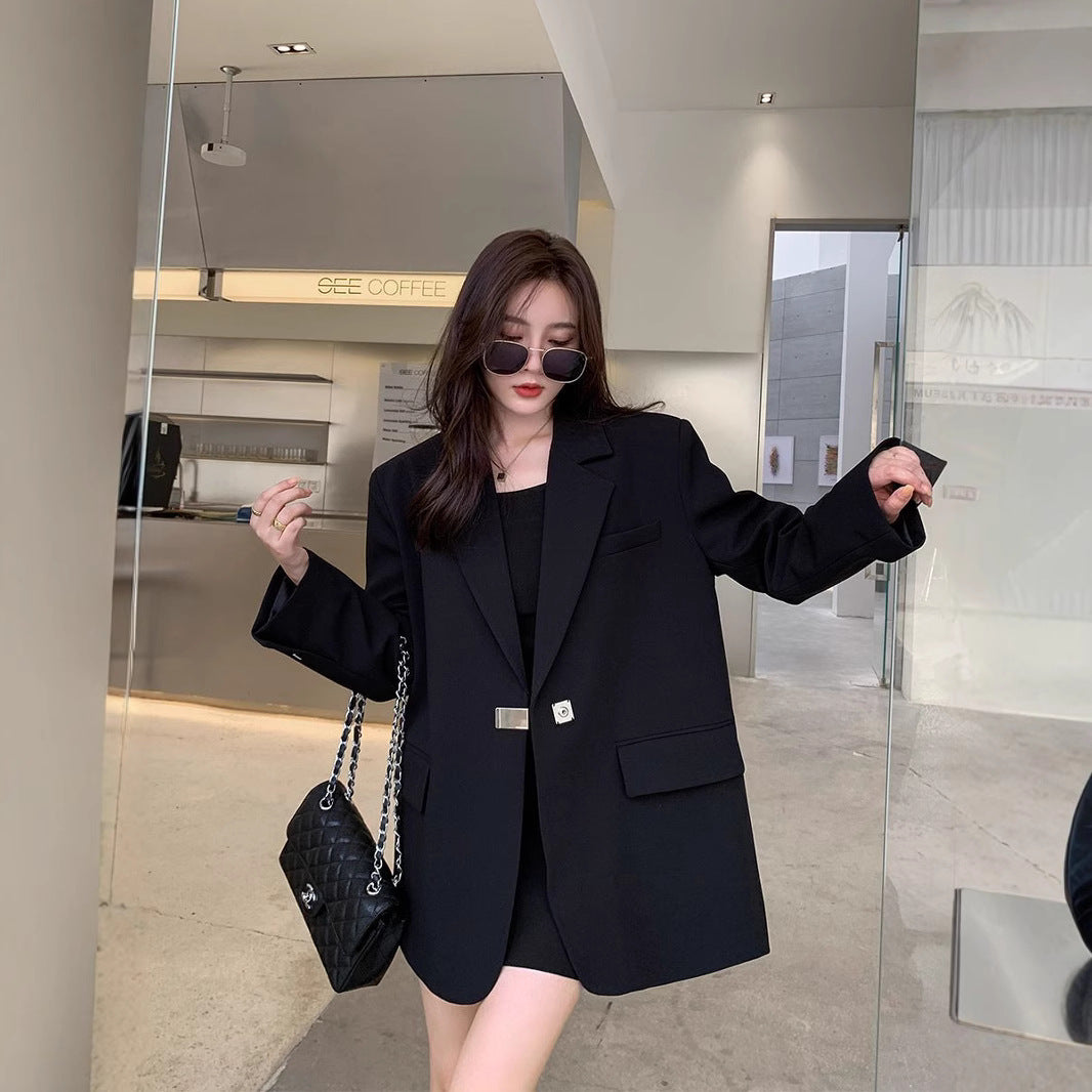 Kvinnors mode oversized blazer med elegant skärning och dekorativt smyckeselement Mirla-Eva Jonsson