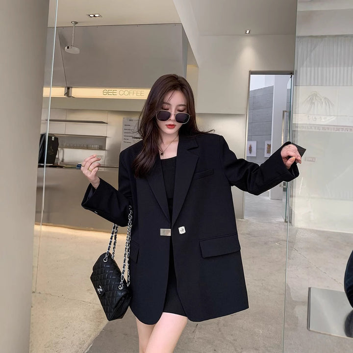 Kvinnors mode oversized blazer med elegant skärning och dekorativt smyckeselement Mirla-Eva Jonsson