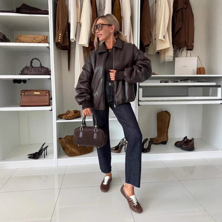 Kvinnors mode oversized läderjacka med djup krage och dragkedja Mirla-Eva Jonsson
