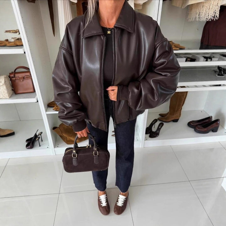 Kvinnors mode oversized läderjacka med djup krage och dragkedja Mirla-Eva Jonsson