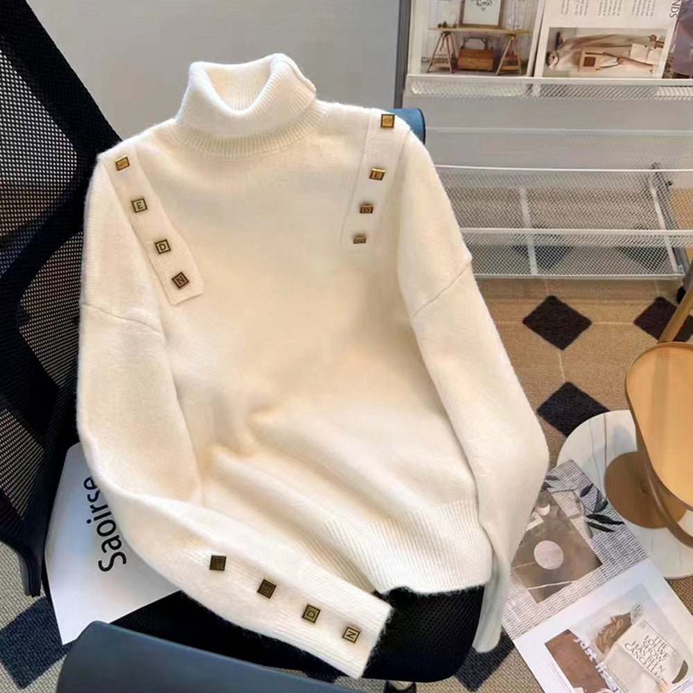 Kvinnors mode polotröja med dekorativa knapppdetaljer Mirla-Eva Jonsson