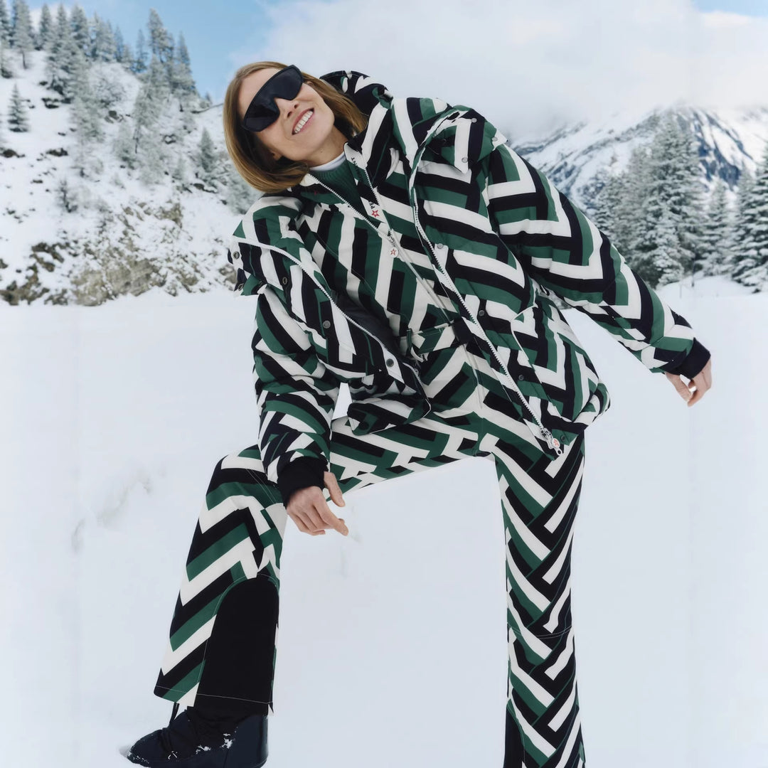 Kvinnors mode quiltad jacka med huva och iögonfallande geometriskt mönster Mirla-Eva Jonsson