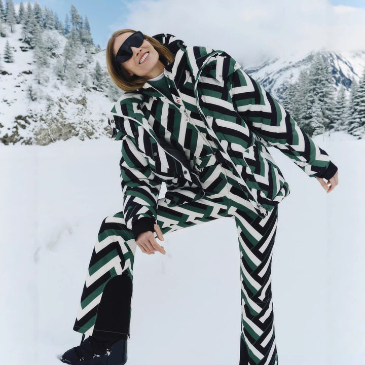 Kvinnors mode quiltad jacka med huva och iögonfallande geometriskt mönster Mirla-Eva Jonsson