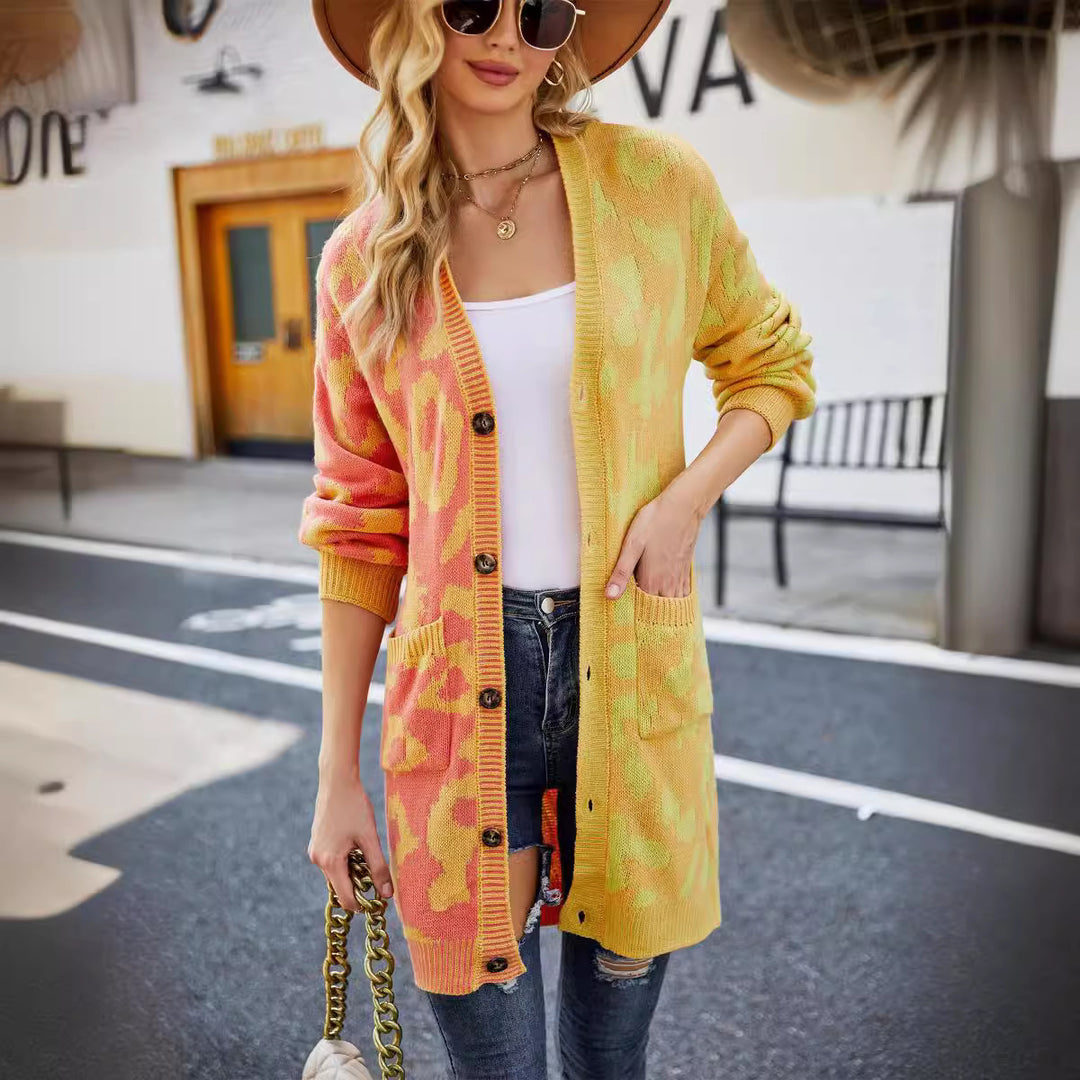 Kvinnors mode stickad jacka med färgglad leopardmönster Mirla-Eva Jonsson