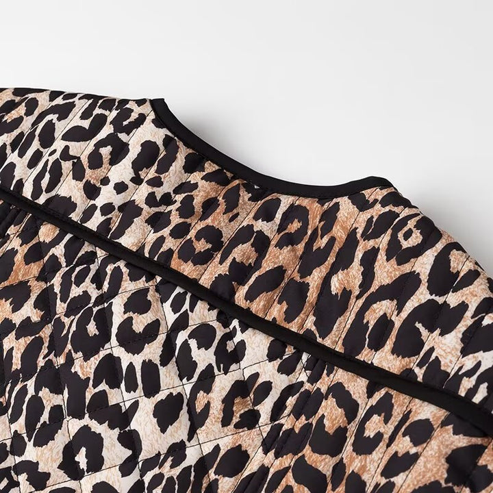 Kvinnors modejacka i trendigt leopardmönster Mirla-Eva Jonsson
