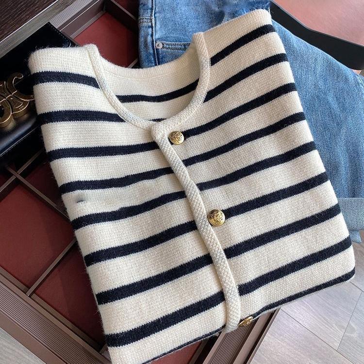 Kvinnors modemedveten kardigan med strukturerat randigt mönster och eleganta knappar Mirla-Eva Jonsson