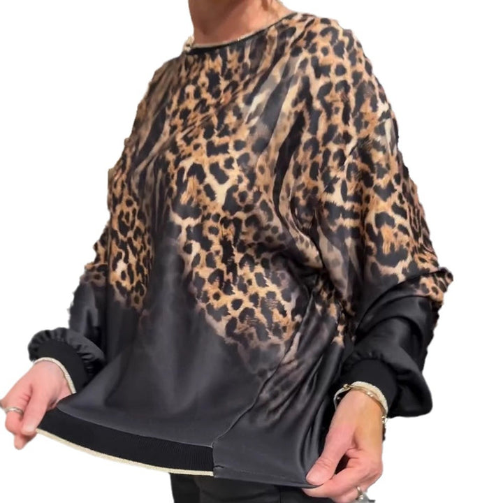 Kvinnors modemedvetna tröja med trendigt leopardmönster Mirla-Eva Jonsson