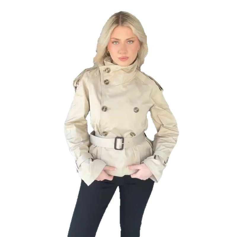 Kvinnors moderiktig kort trench coat med dubbel rad av knappar och midjebälte Mirla-Eva Jonsson