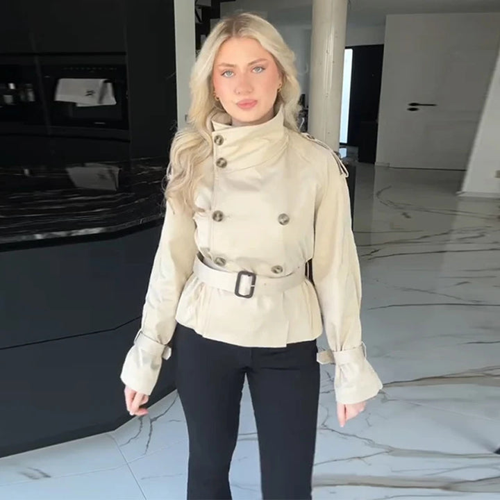 Kvinnors moderiktig kort trench coat med dubbel rad av knappar och midjebälte Mirla-Eva Jonsson