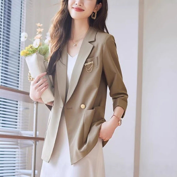 Kvinnors moderiktiga blazer med eleganta knapppdetaljer Mirla-Eva Jonsson