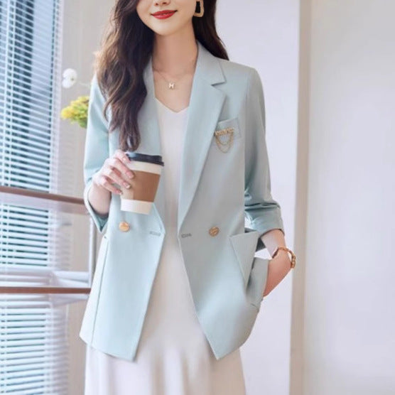 Kvinnors moderiktiga blazer med eleganta knapppdetaljer Mirla-Eva Jonsson