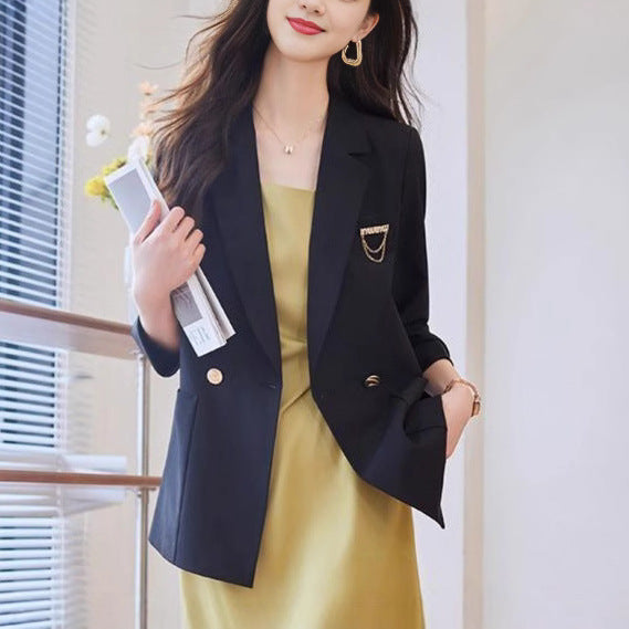 Kvinnors moderiktiga blazer med eleganta knapppdetaljer Mirla-Eva Jonsson