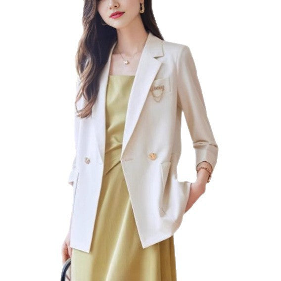 Kvinnors moderiktiga blazer med eleganta knapppdetaljer Mirla-Eva Jonsson
