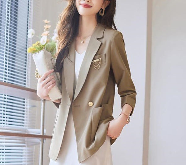 Kvinnors moderiktiga blazer med eleganta knapppdetaljer Mirla-Eva Jonsson