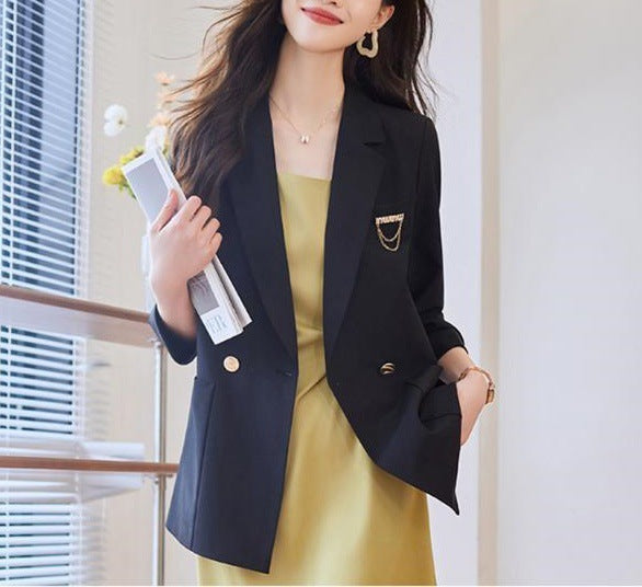 Kvinnors moderiktiga blazer med eleganta knapppdetaljer Mirla-Eva Jonsson