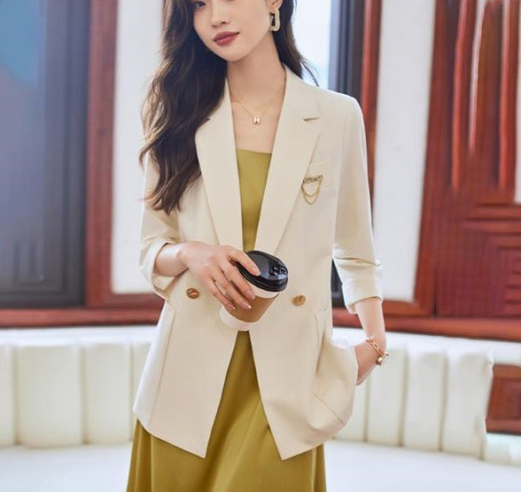 Kvinnors moderiktiga blazer med eleganta knapppdetaljer Mirla-Eva Jonsson