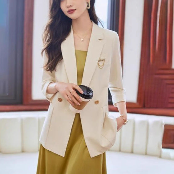 Kvinnors moderiktiga blazer med eleganta knapppdetaljer Mirla-Eva Jonsson