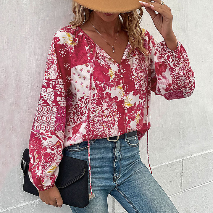Kvinnors moderiktiga blus med blommönster och avslappnad design Mirla-Eva Jonsson