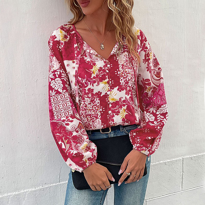 Kvinnors moderiktiga blus med blommönster och avslappnad design Mirla-Eva Jonsson