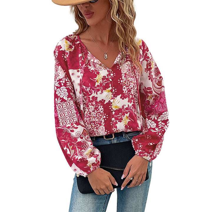 Kvinnors moderiktiga blus med blommönster och avslappnad design Mirla-Eva Jonsson