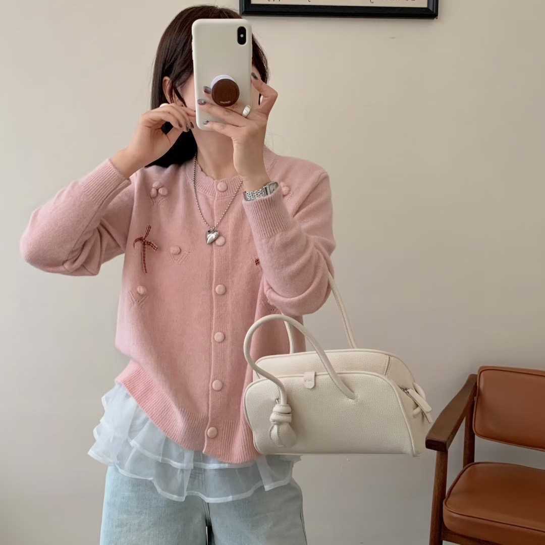 Kvinnors moderiktiga cardigan med dekorativa detaljer Mirla-Eva Jonsson